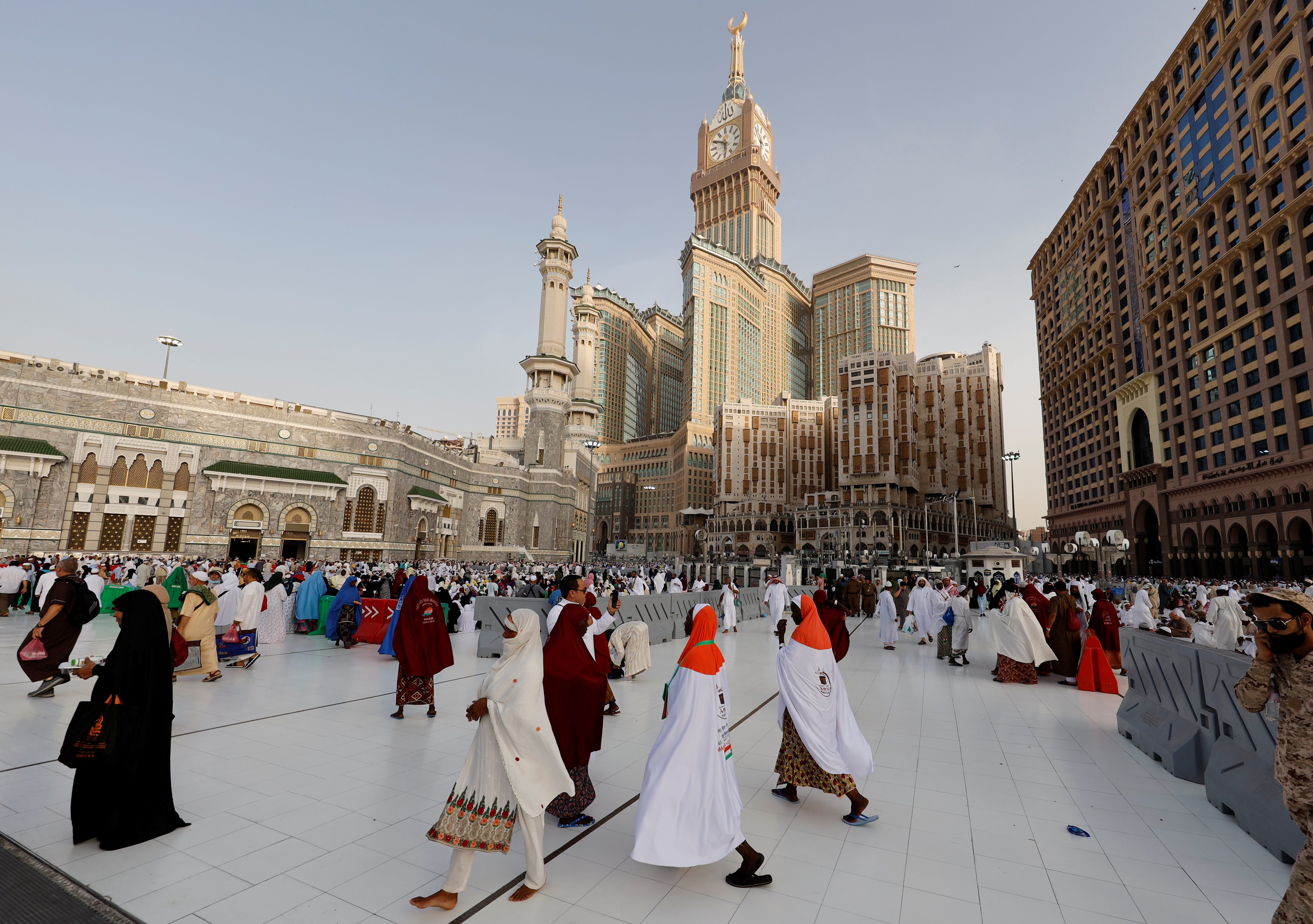 الحجاج يمشون نحو المسجد الحرام في مدينة مكة المكرمة ، المملكة العربية السعودية ، 5 أغسطس ، 2019. (رويترز)