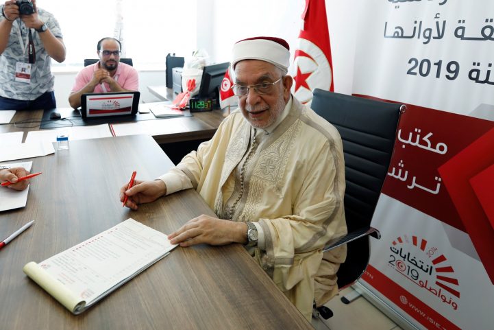 مرشح حركة النهضة عبد الفتاح مورو خلال تقديمه ملف ترشحه/ رويترز