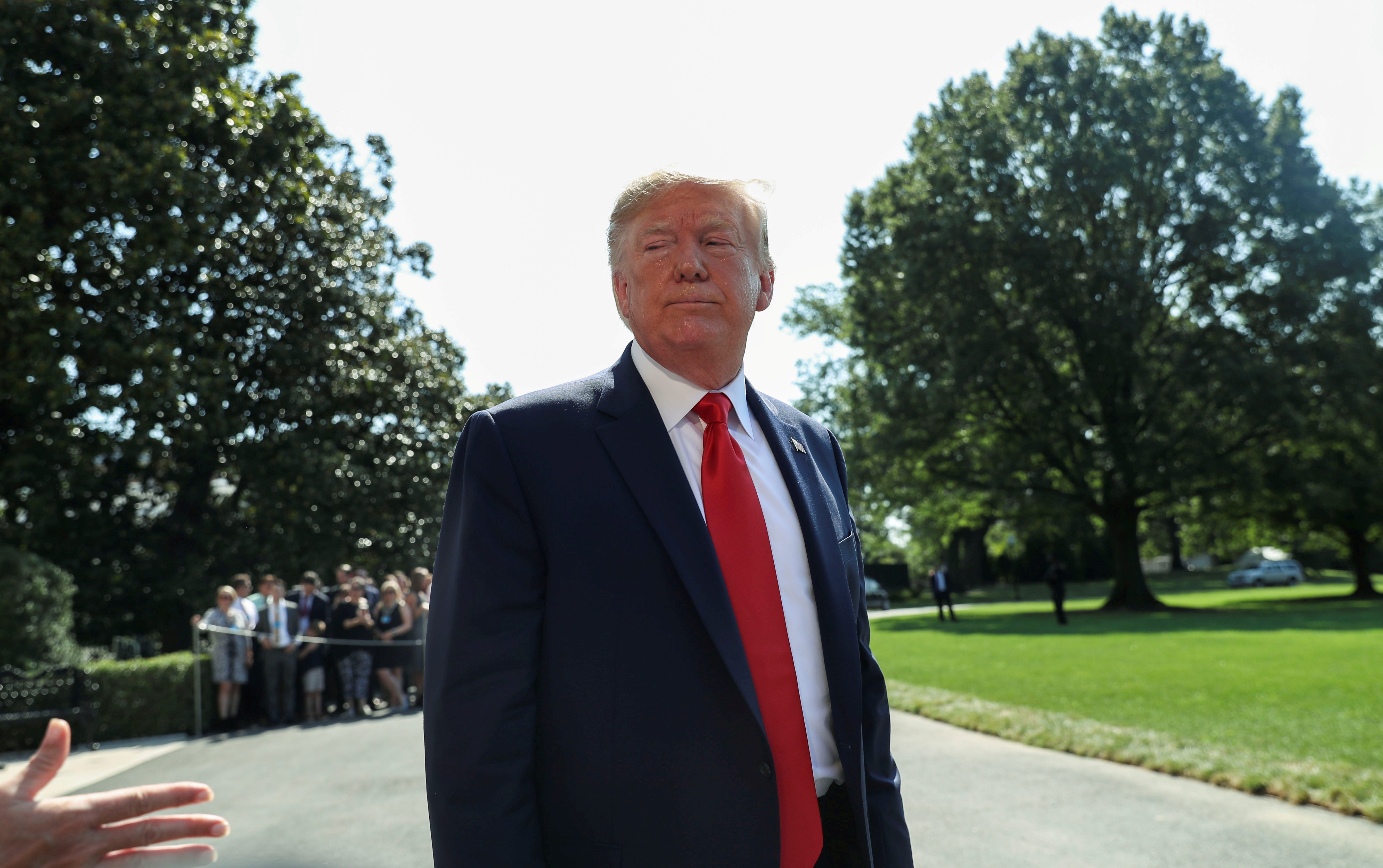 ترامب يخطط لإصدار أمر يحد من حصانة فيسبوك وتويتر في حذف المنشورات