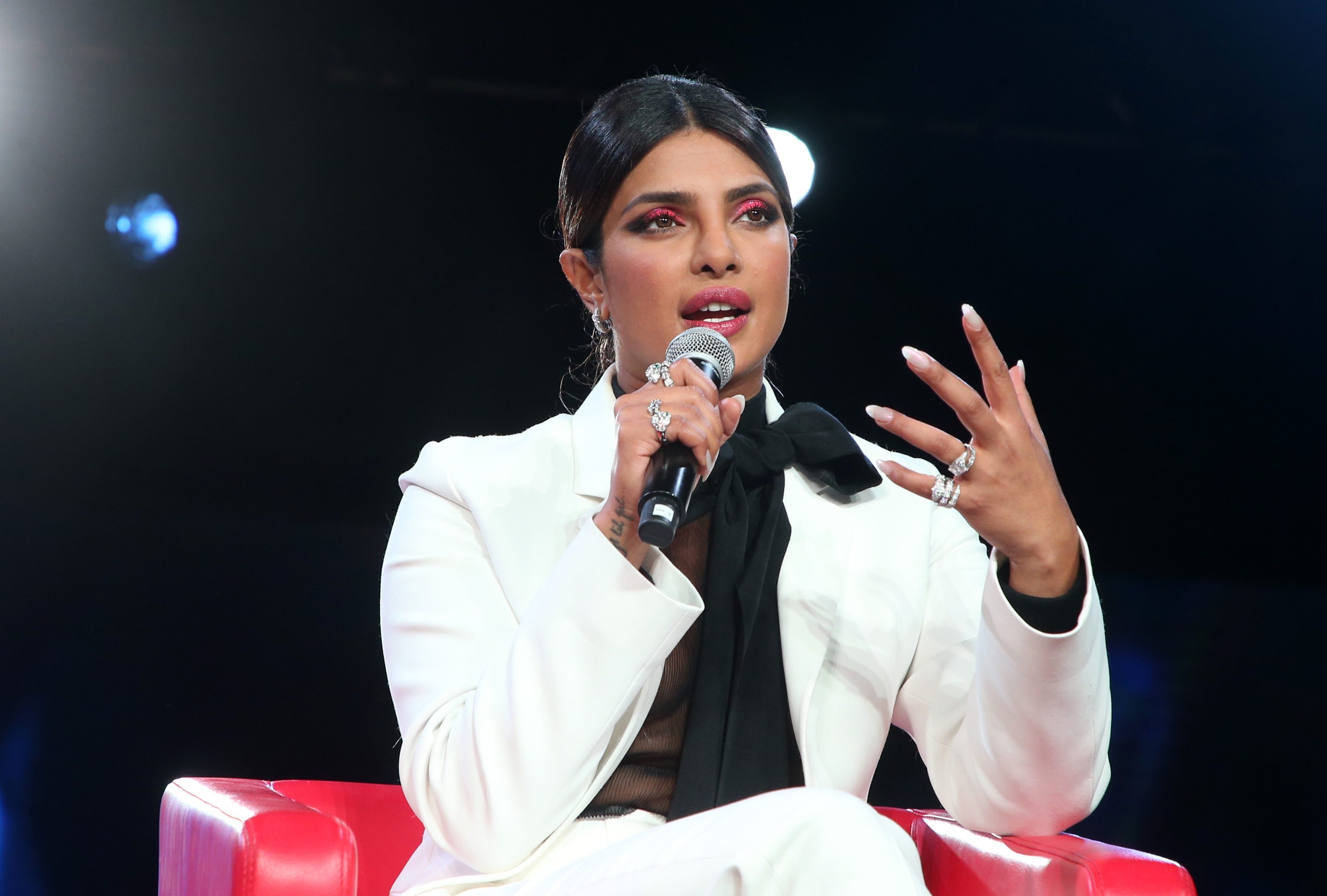 سيدة تحرج بريانكا شوبرا على الهواء: «منافقة، وتشجعين على الحرب النووية»