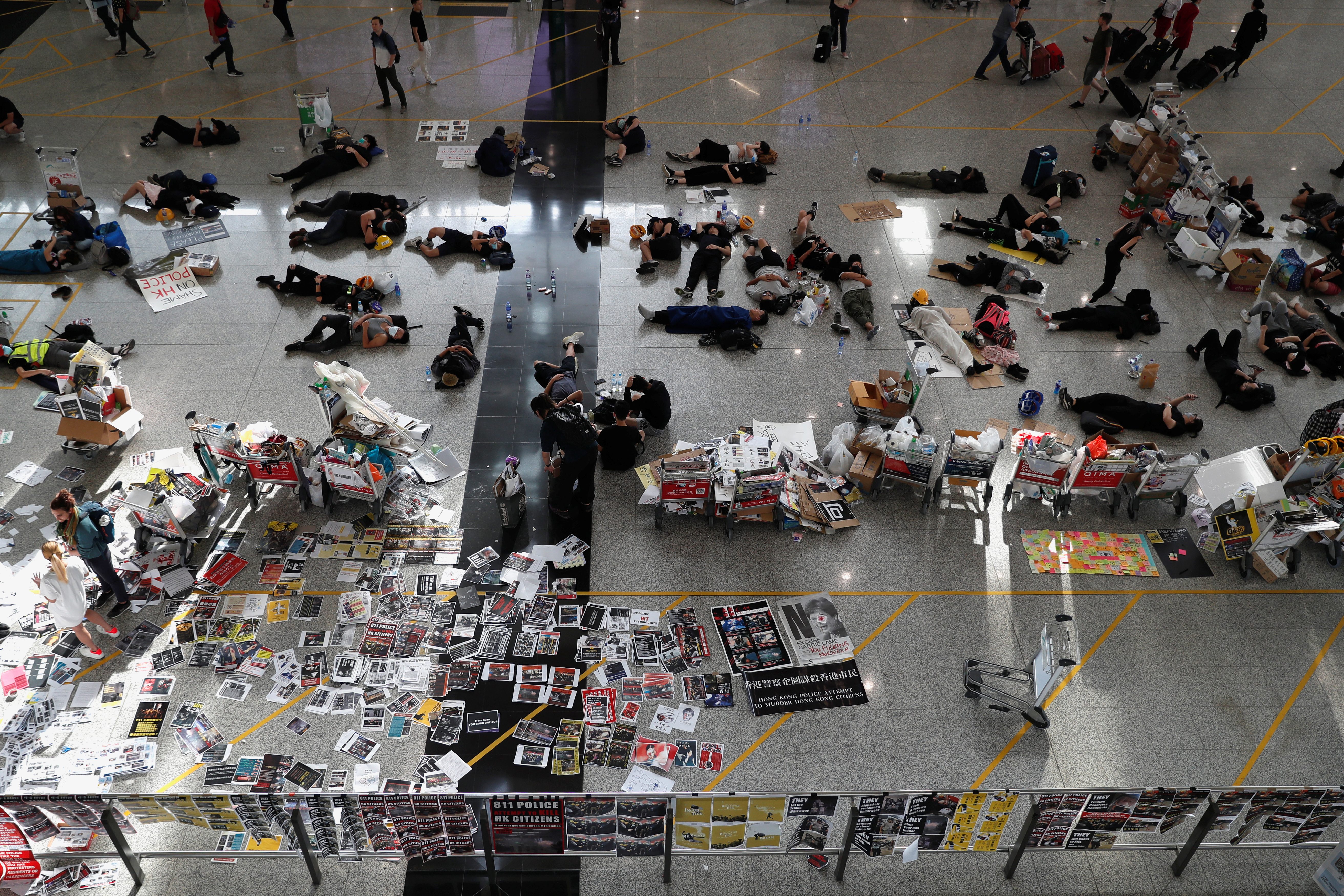 إعادة فتح مطار هونغ كونغ بعد يومٍ من إغلاقه بسبب تظاهرات ضد الحكومة.. لكن السلطات تلغي أكثر من 200 رحلة