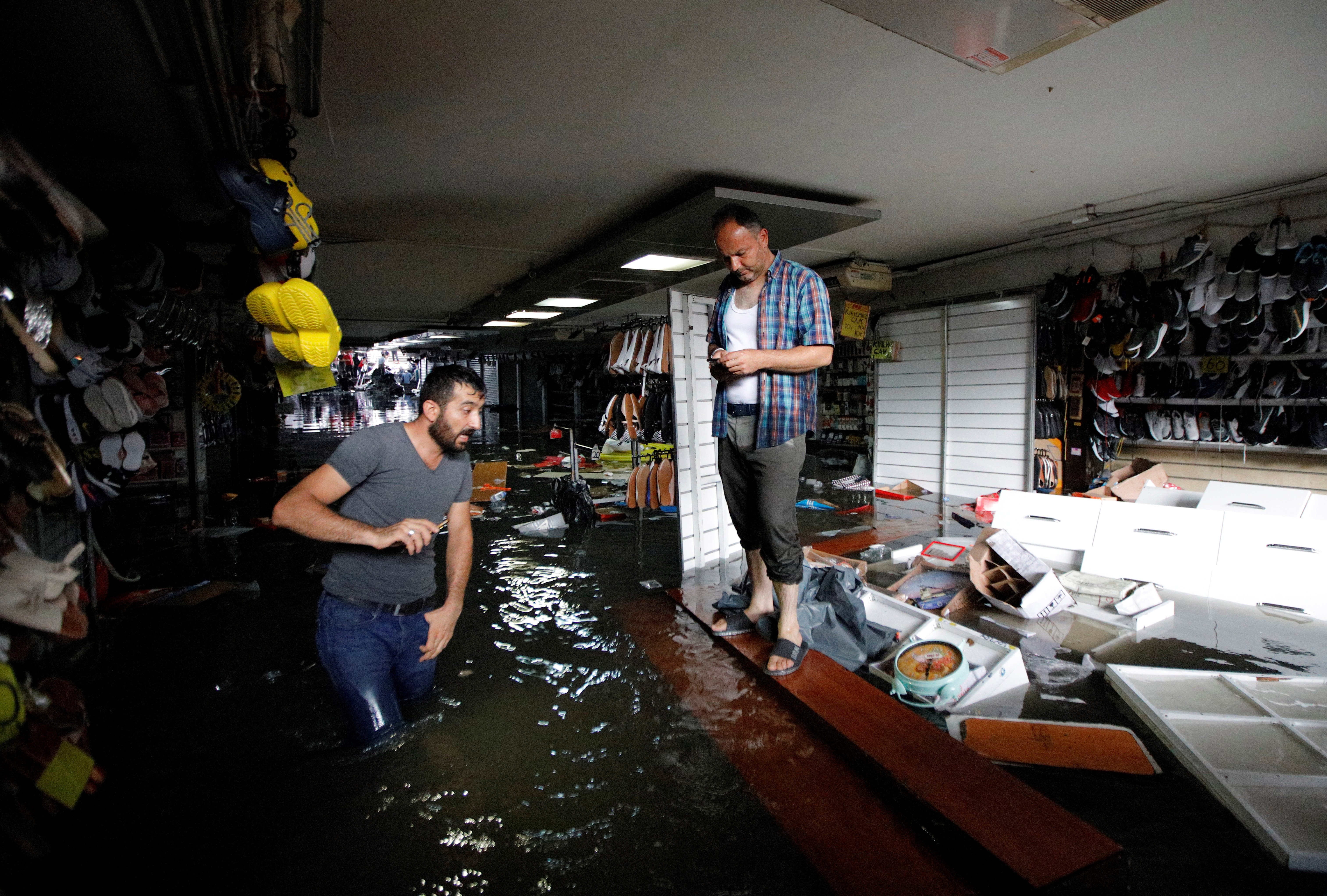 أمطار غزيرة في إسطنبول/ رويترز