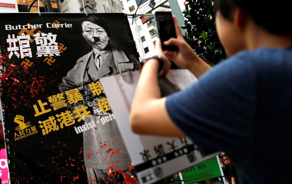 خرج الناس في مسيرة للمطالبة بالديمقراطية والإصلاحات السياسية في هونغ كونغ