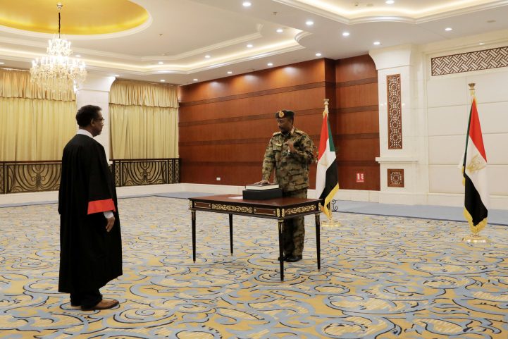 المجلس السيادي السوداني يؤدي اليمين الدستورية/ رويترز