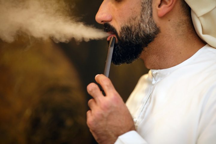 عدد مرضى السجائر الإلكترونية تضاعف خلال الأسابيع الأخيرة/ رويترز