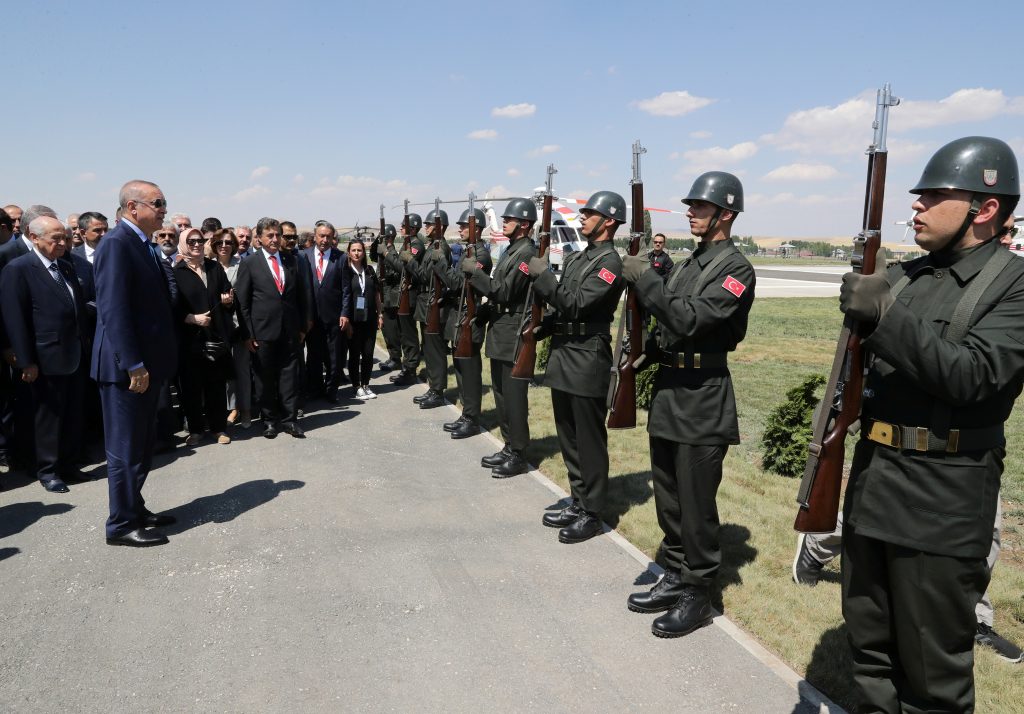 يستعرض الرئيس التركي رجب طيب أردوغان حرس الشرف لدى وصوله في احتفال أقيم في ملازجيرت في مقاطعة موس ، تركيا ، 26 أغسطس ، 2019. جيم أوكسس / المكتب الصحفي الرئاسي / بيان صحفي عبر محررين من حملة REUTERS -