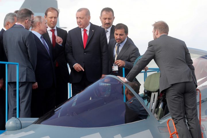 أردوغان مع بوتين خلال زيارتهما لمعرض للطائرات الحربية/ رويترز