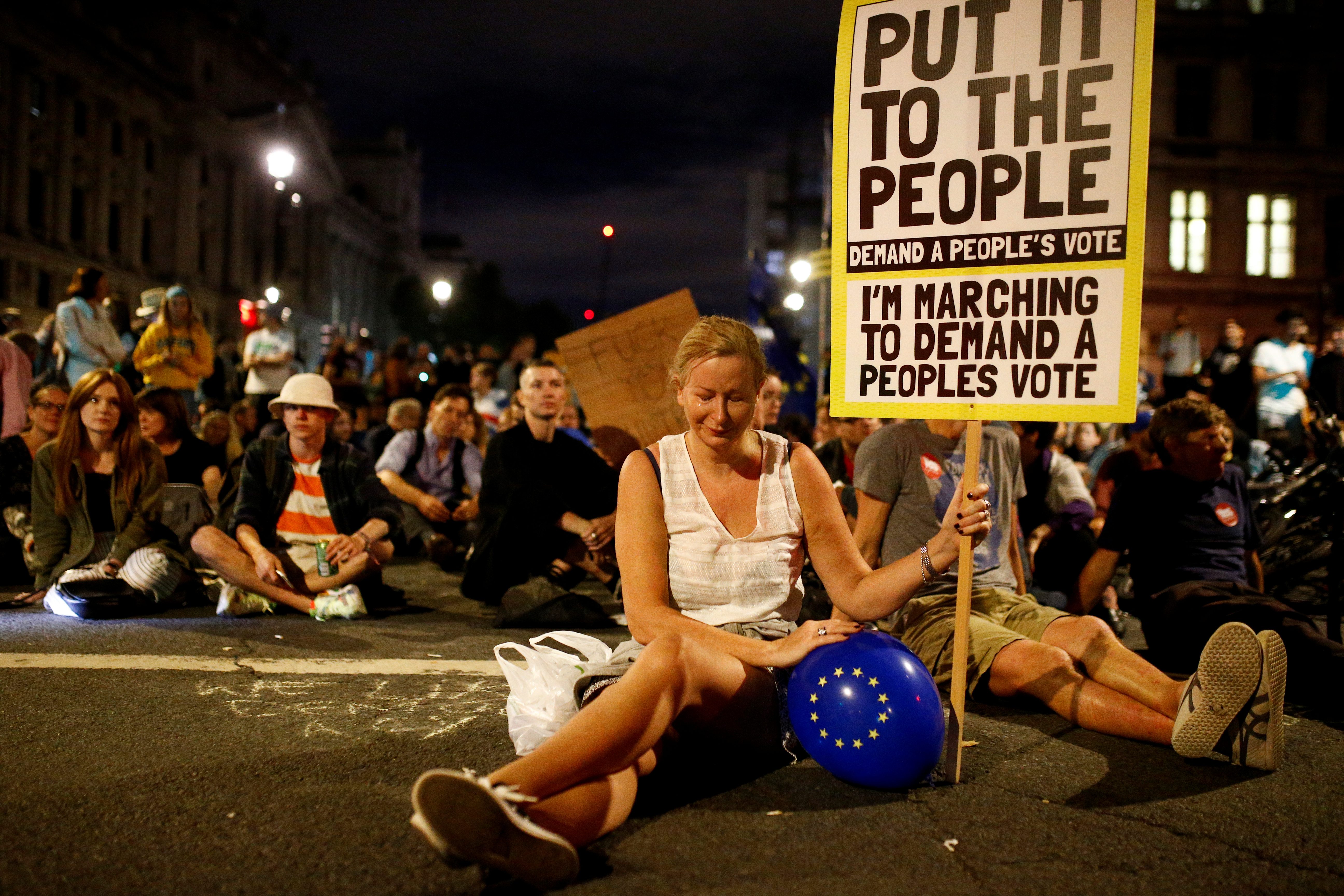 احتجاج ضد خروج بريطانيا من الاتحاد الأوروبي ، خارج مجلسي البرلمان في لندن ، بريطانيا 28 أغسطس 2019. (رويترز)