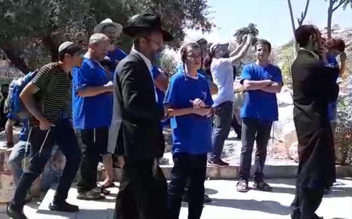 مستوطنون يقتحمون المسجد الأبيض