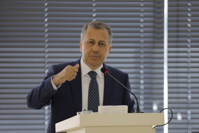 مدير أمن إسطنبول وواليها يوضحان من هم السوريون المستثنون من قرارات الترحيل إلى الولايات الأخرى