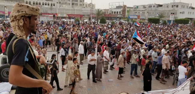 أزمة عدن تُعقِّد جهود إنهاء الحرب المدمِّرة.. حكومة اليمن ترفض دعوات السعودية للحوار، وتضع شروطاً