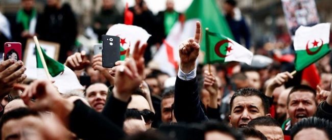 معضلة الثورة الجزائرية.. الإيكونوميست: الشعب يريد التغيير والجيش متشبث بالسلطة