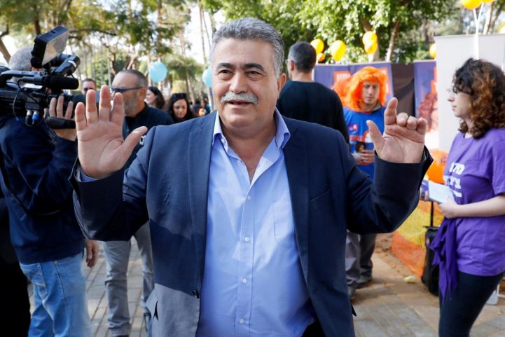 عمير بيرتس فاجأ الناخبين في حزب العمال عندما قرر الانضمام إلى اليميني أورلي ليفي/ أ ف ب