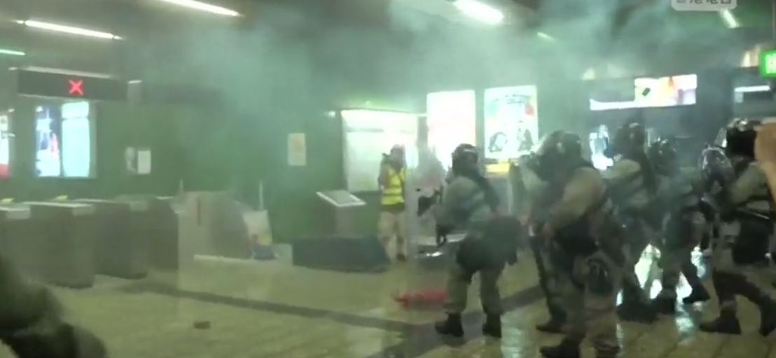 حرب بين الشرطة والمحتجين في مطار هونغ كونغ بعد اقتحامهم له