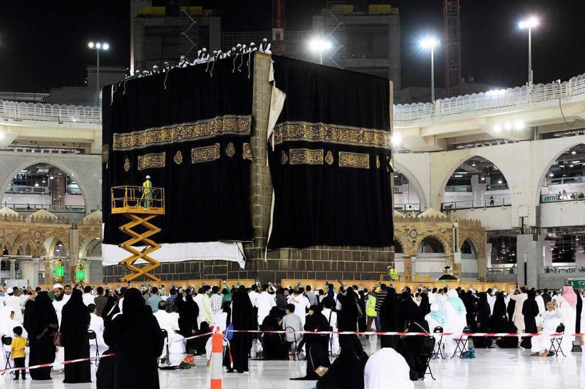 السعودية تستبدل كسوة الكعبة بأخرى صُنعت من الحرير والذهب والفضة