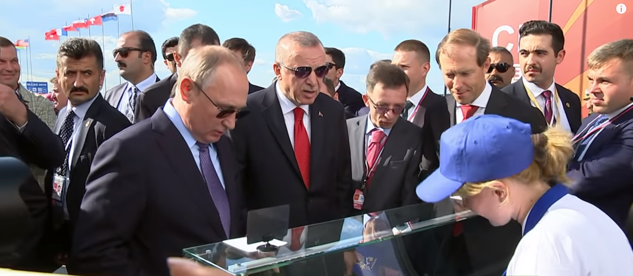 الحسناء التي باعت بوتين وأردوغان المثلجات لم تكن بائعة عادية