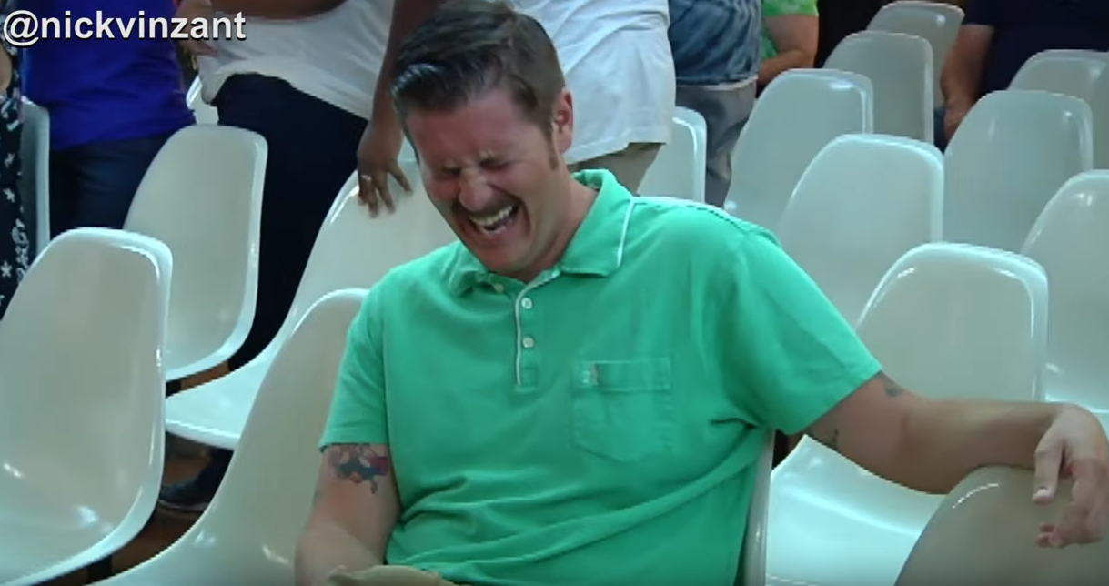 رجل ينتابه ضحك هستيري بوجه فتاة مناهضة للمهاجرين، وإشادة بما فعله