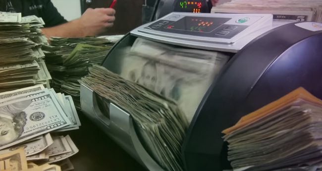 من بريطانيا، مروراً بالإمارات وألمانيا.. أكبر تسريب لوثائق سرية مالية تكشف تورط أكبر بنوك العالم بعمليات نقل مشبوهة