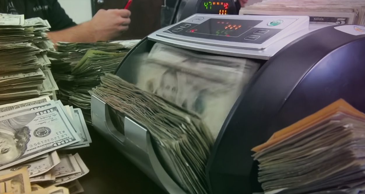 هل فكّرت كيف يصلك المال الذي تنفقه يومياً، ومَن يتحكم بصناعته؟ سيطرة الحكومات عليه أضعف مما تتخيل