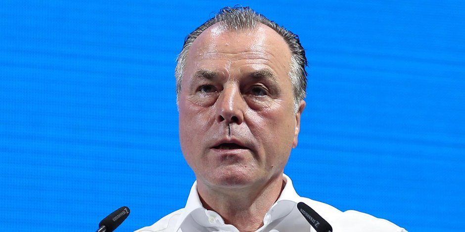 محاولة «استظراف» جعلته عدو القارة السوداء.. إنجاب الأفارقة يهدد رئيس نادٍ ألماني بالطرد من منصبه