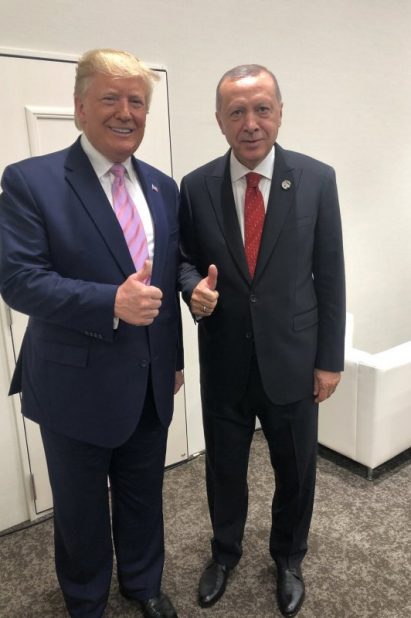 صورة جمعت كل من الرئيسين التركي والأمريكي خلال قمة العشرين في اليابان الشهر الماضي، والتي طمن فيها ترامب أردوغان بشأن إيجاد حلول للأزمة بين البلدين/ الأناضول