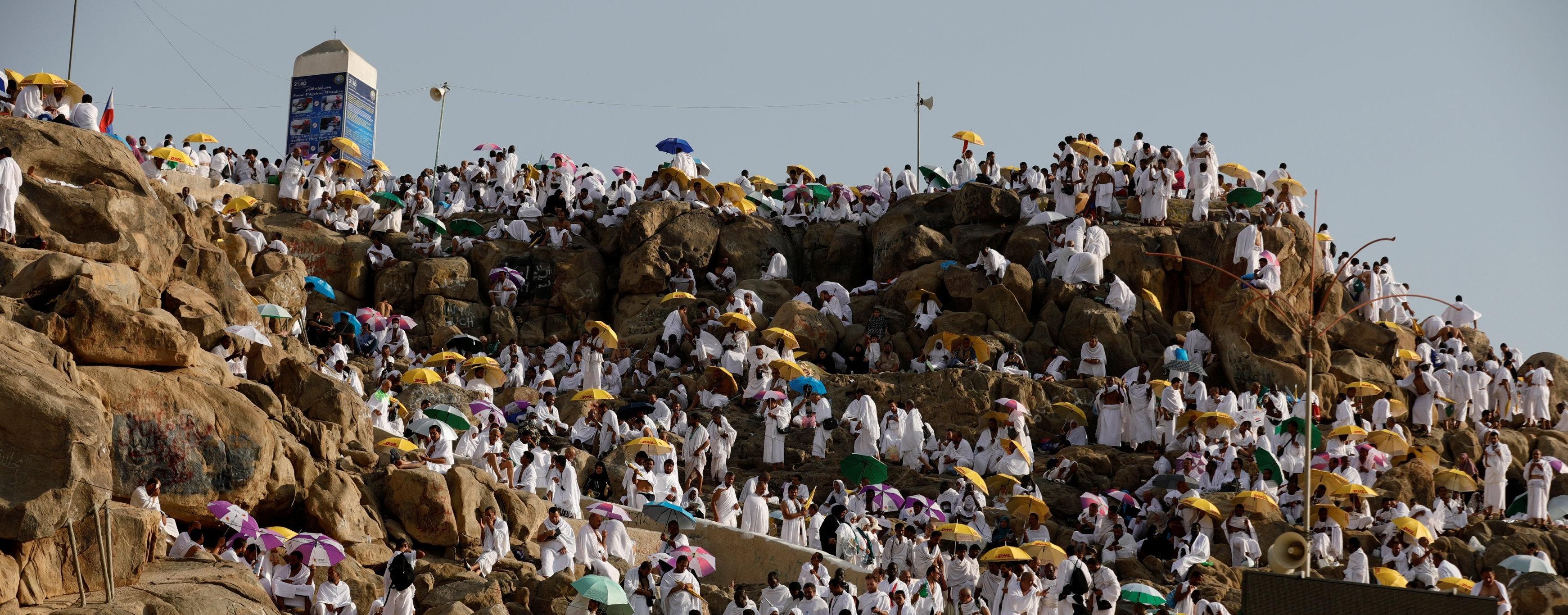 حجاج بيت الله الحرام يقفون على صعيد عرفات لأداء ركن الحج الأعظم