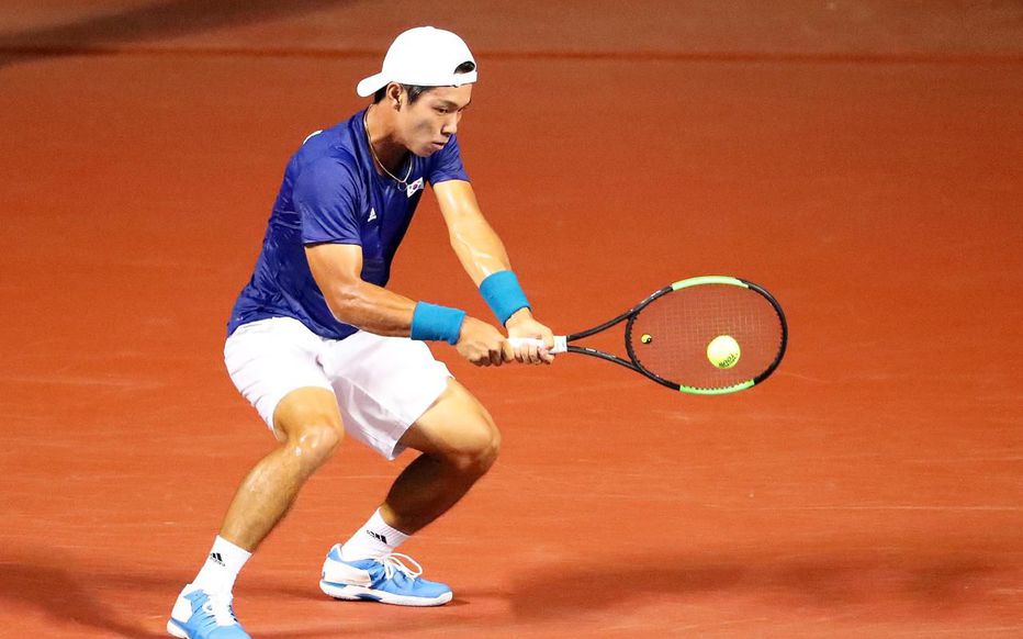 أول أصم يحقق فوزاً في البطولات الكبرى.. لاعب كوري يدخل تاريخ لعبة التنس دون أذنيه!