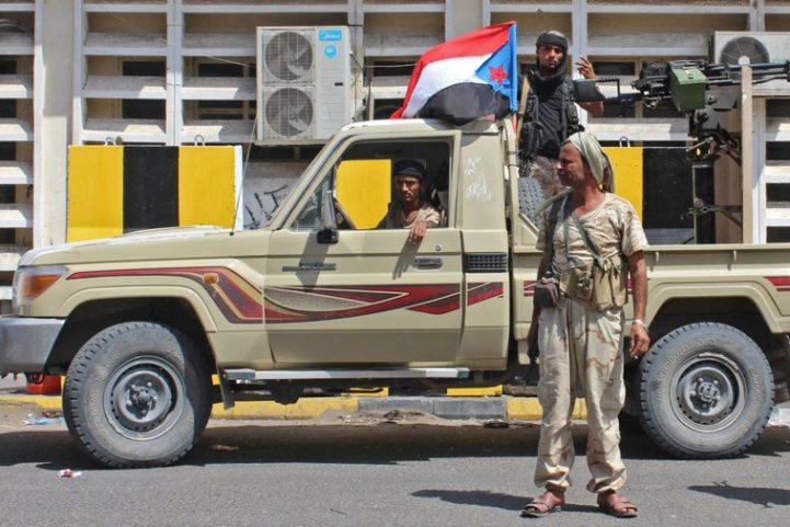 المقاتلون الانفصاليون يرفعون علم جنوب اليمن القديم فوق سيارتهم أثناء قيامهم بدوريات في عدن بعد سيطرتهم عليها/ AFP