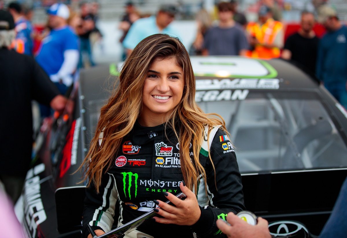 في سن الـ18.. أشهر مراهقة في سباقات السيارات تواجه شراسة المنافسين الرجال وقيود عائلتها