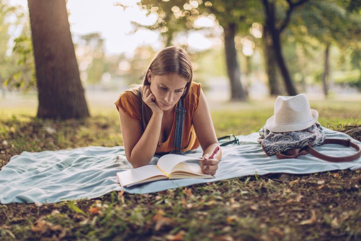 iStock/ تابع حسابات الكتب على شبكات التواصل الاجتماعي