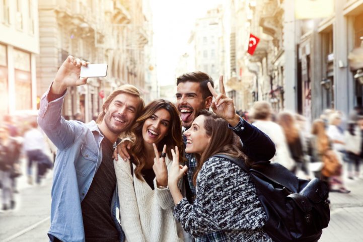 iStock\ كثرة مشاركة الصور على مواقع التواصل الاجتماعي قد تشير إلى تدني احترام الذات