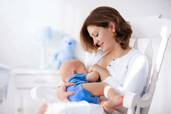 iStock\ حليب النهار يحوي على مواد منشطة للطفل على عكس حليب الليل