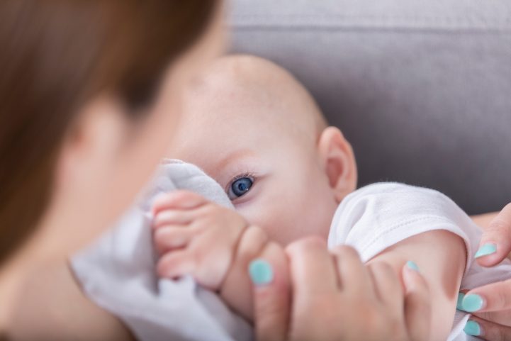 iStock\ يبقى إرضاع الطفل مباشرة من الثدي أفضل من ضخ الحليب وتخزينه