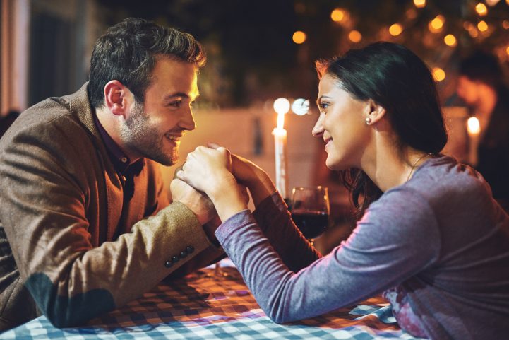 iStock \ الحوار والتواصل الفعال هو أهم وسيلة لزيادة التقارب العاطفي بين الزوجين