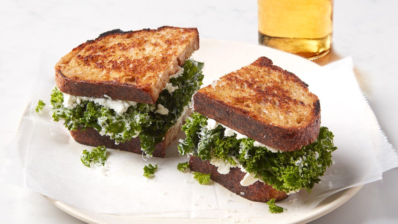 لا غنى عنها على المائدة.. إليك السر في أفضل مذاق للسلطة الخضراء