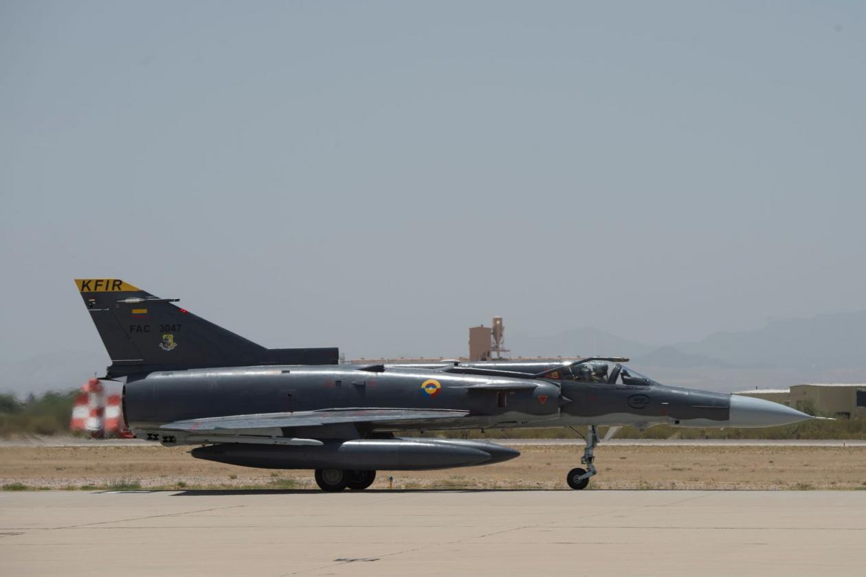 فيديو.. لقطات مجنونة لطائرة F-111  تهبط دون عجلات