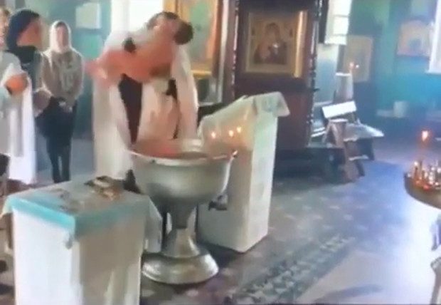 فيديو لأم تنقضُّ على قسٍّ وهو يغرق طفلها بعنف في الماء