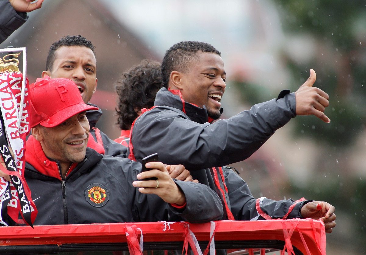 يعتمد عليها منذ عام 2006.. «قطعة دجاج» سر التألق الاستثنائي لباتريس إيفرا مع مان يونايتد