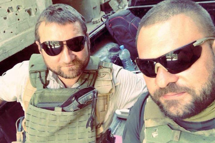 جنود روس يلتقطون صوراً في خان شيخون