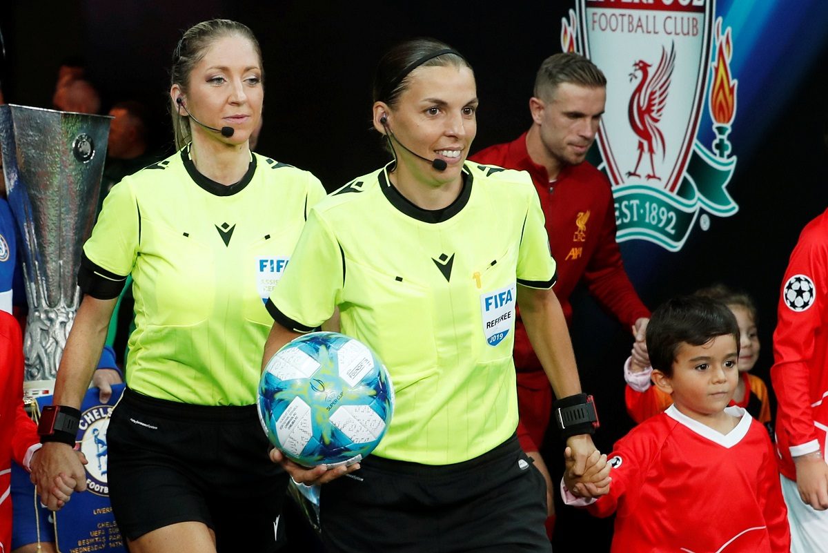 فرابارت على خطى جول ريميه وديلانوي.. 3 فوائد وخطأين يدعمان التحكيم النسائي لمباريات الرجال