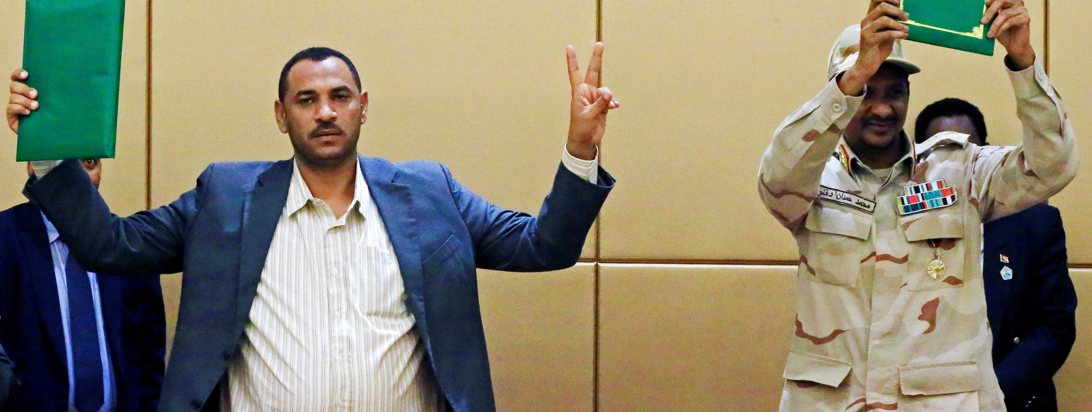 السودان يشكل مجلساً سيادياً من 11 عضواً بقيادة البرهان