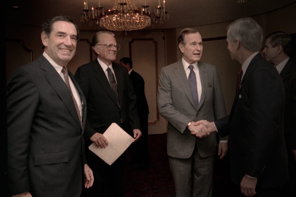 دوغلاس كو (أقصى اليسار) يعد أهم الشخصيات التي تظهر في مسلسل The Family (Netflix)