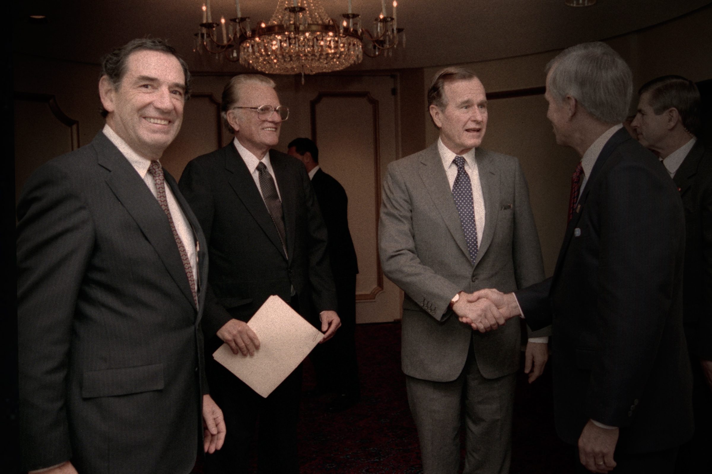 دوغلاس كو (أقصى اليسار) يعد أهم الشخصيات التي تظهر في مسلسل The Family (Netflix)