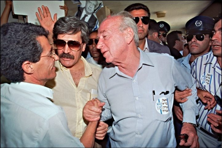 زعيم حزب العمل الإسرائيلي اسحق رابين يستقبل مؤيديه بعد فوزه الساحق في عام 1992/ أ ف ب
