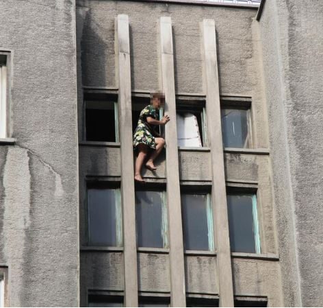 تمكنت الشرطة من الوصول إليها وإنزالها ومن ثم نقلها إلى المشفى قبل التحقيق معها