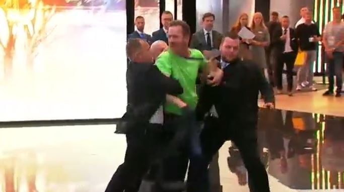 ميركل تفتتح معرض فرانكفورت للسيارات وسط احتجاجات لنشطاء البيئة