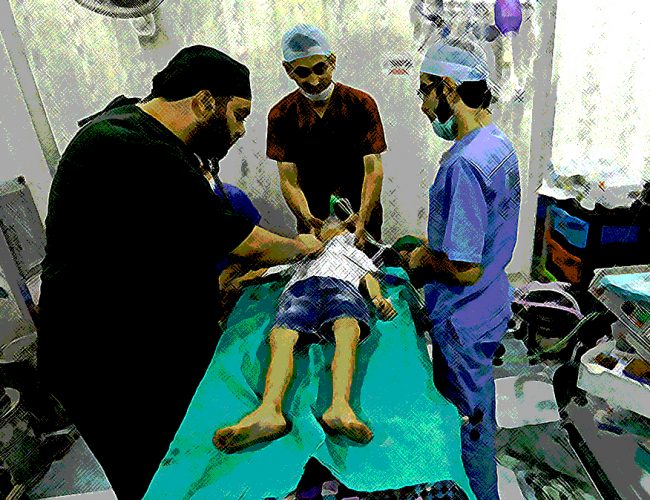 «نعلم أننا سنموت، لذا فلا جدوى من التوقف».. عن أطباء إدلب الذين يواجهون خطر لقاء حتفهم يومياً