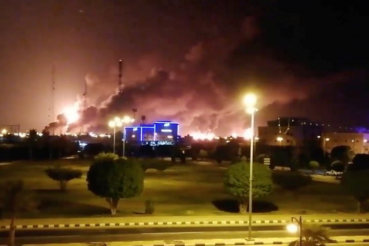 تصاعد دخان من منشئات النفط شرق السعودية بعد استهدافها/ رويترز
