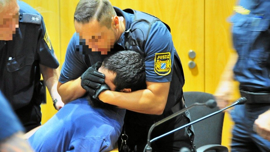 المتهم أثناء منعه من البصق