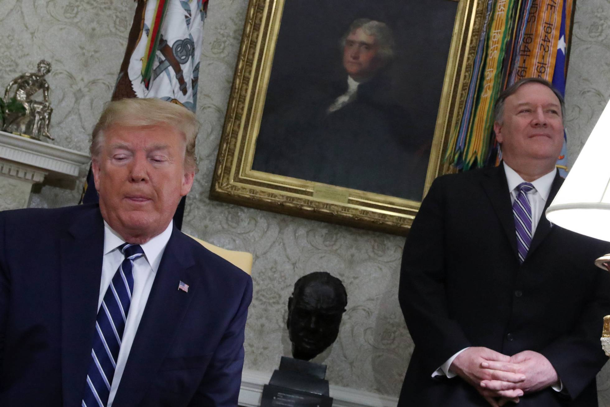 الرئيس الأمريكي دونالد ترامب مع مايك يومبيو/رويترز